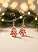 Christmas tree-shaped earrings with a festive background